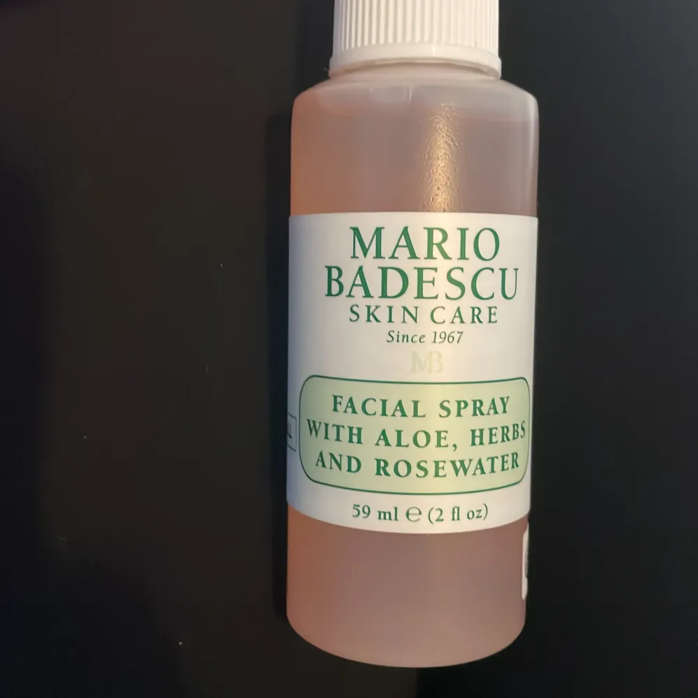 Säljer min mario badescu face mist! Bara använt den en gång och sprayade då bara 5 sprut, köpte för kanske 2 veckor sedan. Köpte den för 80kr tror jag!💗. Övrigt.