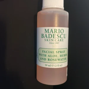 mario badescu face mist - Säljer min mario badescu face mist! Bara använt den en gång och sprayade då bara 5 sprut, köpte för kanske 2 veckor sedan. Köpte den för 80kr tror jag!💗