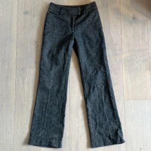 Lågmidjade kostymbyxor  - Superfina gråa lågmidjade kostymbyxor! Lite noppriga på ett fåtal ställen men annars mycket bra skick. Midjemått: 73 cm, Innerbenslängd: 77.5 cm. Skriv om du har fler frågor🫶