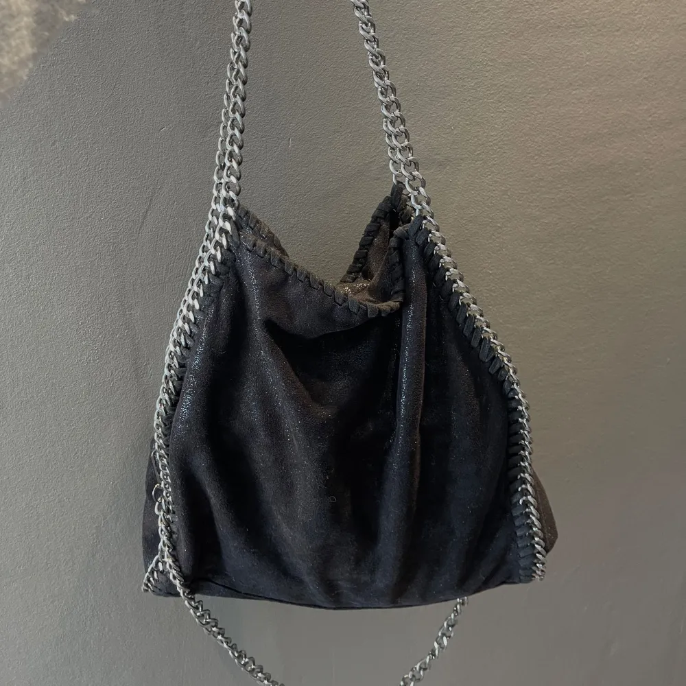 Säljer denna snygga svartglittriga väskan i nyskick! Väldigt rymlig så finns plats för mycket🪩✨ Liknar Stella McCartney väskorna🖤. Väskor.