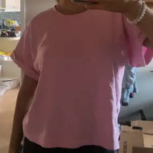 Rosa t shirt från Carin Wester super fin rosa färg, aldrig använd 