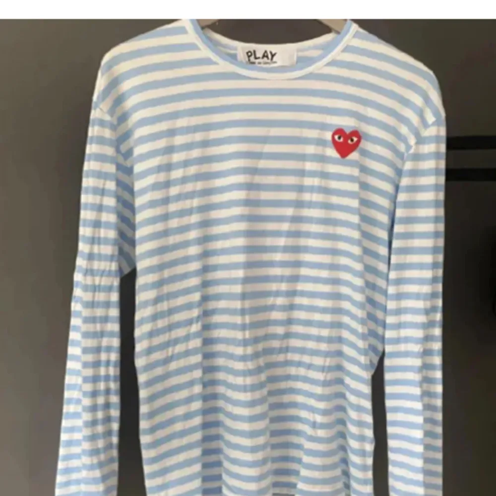 COMME des GARCONS Säljer åt min kille. Knappt använd storlek L, köpt för ca 1300kr. Säljer för 600. Tryck gärna på köp nu.. Tröjor & Koftor.