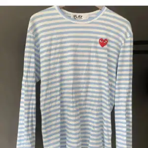 COMME des GARCONS Säljer åt min kille. Knappt använd storlek L, köpt för ca 1300kr. Säljer för 600. Tryck gärna på köp nu.