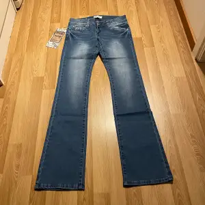 (13) de perfekta lågmidjade bootcut jeansen, står strlk 38 men skulle säga strlk 34 upp till 38 då det är väldigt stretchiga. Midjemått rakt över: 36cm, innerbenslängd: 88cm🩵