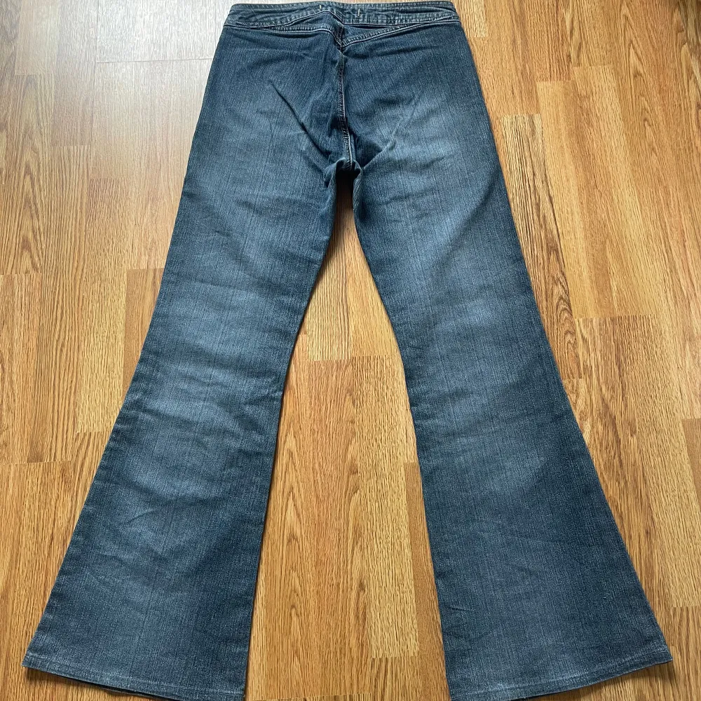 Lowwaist/midwaist jeans som sitter såå smickrande. Midjemått: 74 cm. Innerbenslängd: 76 cm ish. Sitter som S-M. Inga defekter. 💘. Jeans & Byxor.