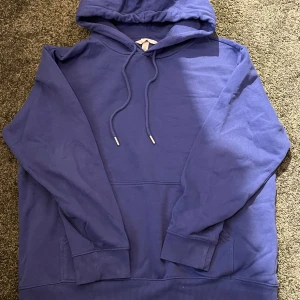 Mörkblå hoodie  - Köpt för ca 1 år sedan säljer då den legat i min garderob ett tag. Passar som en S