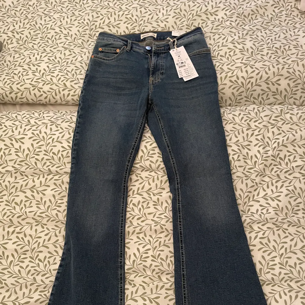 Säljer dessa Bootcut jeans då de var alldeles för korta för mig som är 161 cm . Jeans & Byxor.