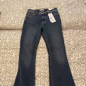 Säljer dessa Bootcut jeans då de var alldeles för korta för mig som är 161 cm 