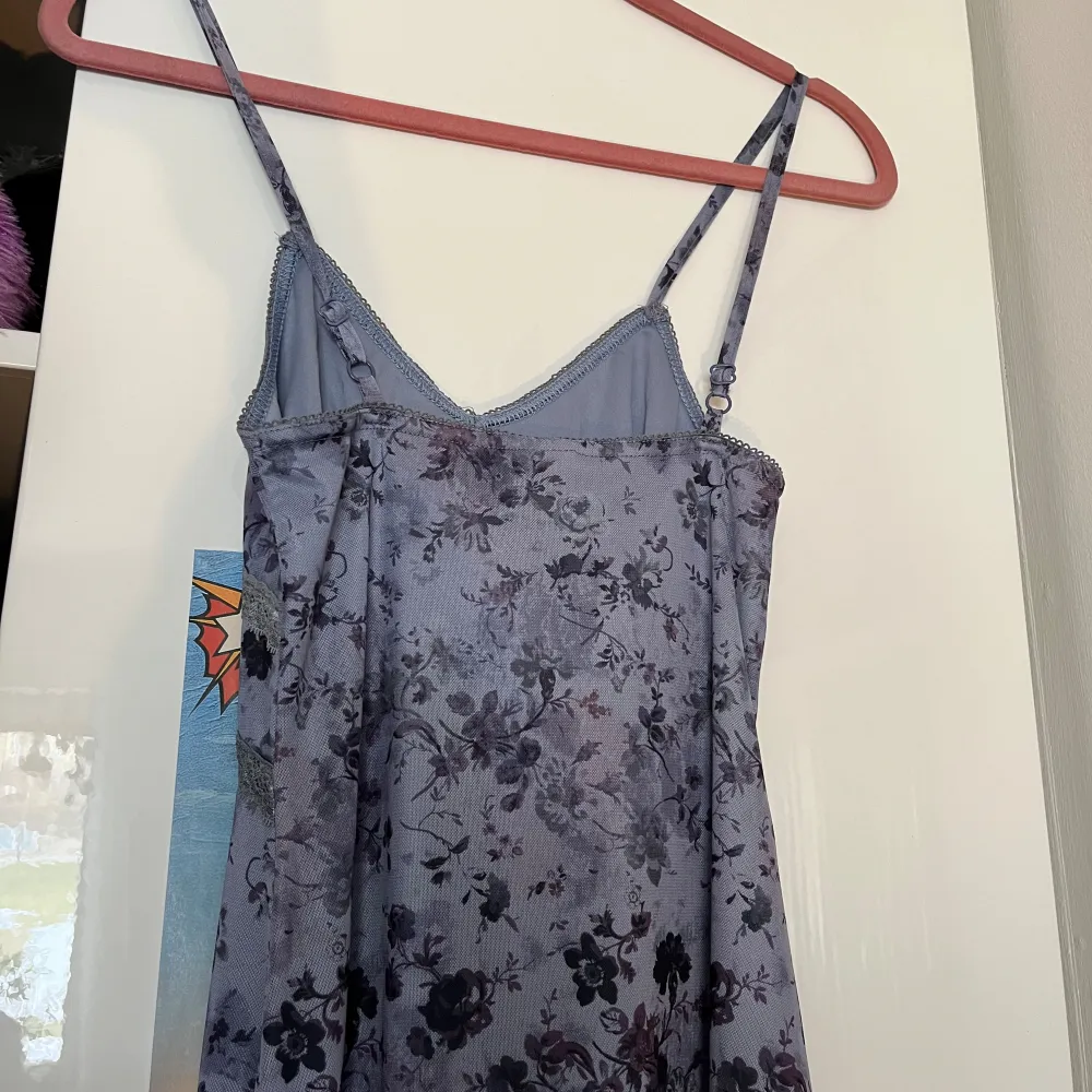 En blommig klänning från Urban, köptes i sommras men är alldrig använd o har lappen kvar (orginalpris 650 kr) . Klänningar.