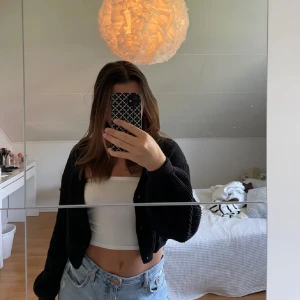 Stickad kofta -  Hjälper min syster att sälja sina kläder som hon inte använder längre. Koftan ser ut som ny. Den är lite för liten för mig därför ser den så kort ut. 