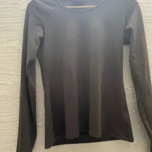 Säljer nu denna basic mörk gråa tighta tröjan. Jättesnygg o i mycket bra skick!😍