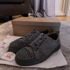 🔹Christian Louboutin 🔹 - Riktigt feta Christian Louboutins i helt okej skick | Allt og följer med + fysiskt kvitto | Nypris 9000kr | Mitt pris 2800kr | Storlek 42 passar även 43