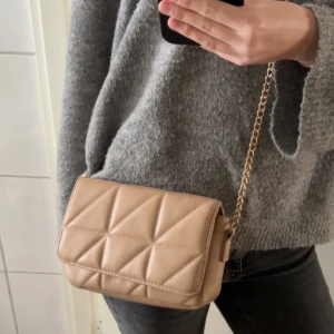 Väska - Säljer denna beiga axelremsväska ifrån glitter. Aldrig kommit till användning. Perfekt skick. Priset går alltid att diskutera.  Skriv privat vid frågor 💓