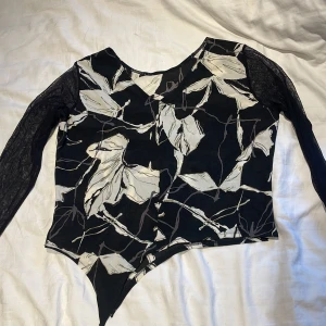 Asymmetrisk tröja - Assymerisk långärmad tröja med mesh ärmar. Det står storlek L men passar mig som är s.