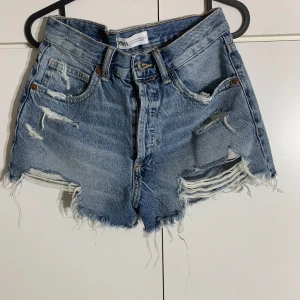 Blåa jeansshorts  - De populära zara shortsen som inte säljs längre. Blåa och mid waist. Midjemått: 66 cm. Knappt använda och inga tecken på användning. Köpta för 329kr. Pris kan diskuteras!