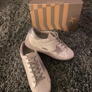 Golden goose  - Säljer ett par feta golden goose 1 : 1, skick 9/10 strl 42 men passar större  Vid frågor eller funderingar är det bara att skriva 