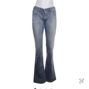 Säljer mina helt sprillans nya  vintage levis jeans. Jeansen är inköpa ifrån sellpy nyligen. Jeansen är i jätte fint skick och ser knappt använda ut. Jeansen är i storlek M men passar även en S. Byxorna är lite långa i benen på mig som är 160 cm.