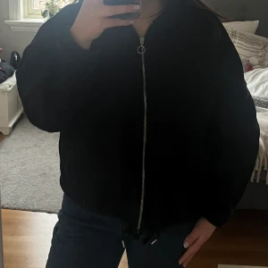 Svart hoddie med dragkedja  - Köpt från Lindex och har snörningen som brukar vara vid luvan vid midjan. Prefekt om man vill ha lite figur 😇