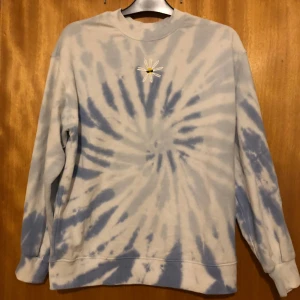Tiedye sweatshirt  - Oanvänd  Oversized xs Passar xs-m Collab med Netflix to all the boys ive loved 