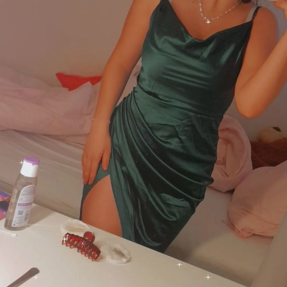 Grön elegant kläning som är ny. Använt den en gång men den liten för mig. . Klänningar.