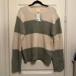Helt ny tröja från hm aldrig andvänd😻 (lappen är kvar😇)  köpt för 199