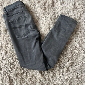 Nudie Jeans  - Säljer ett par riktigt feta Nudie Jeans i modellen grim. Skicket är inprinsip nya då jag skulle säga det är 9/10. Tveka inte och höra av er vid frågor😁