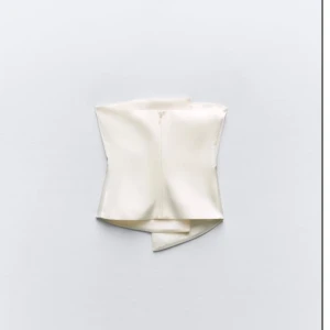 Zara topp - Säljer denna super fina, benvita topp från Zara så den inte passar mig. Den är helt oanvänd (i nyskick alltså)❤️ Om ni har frågor om storlek och annat så tveka inte att skriva 