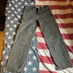 Sköna straight leg jeans i storlek 30/32. Bara testade och har inga märken. 