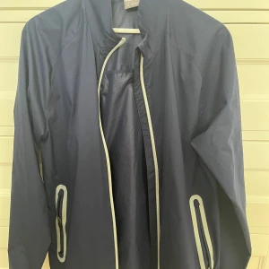 Golfjacka - Stilren golfjacka från puma, perfekt över en t-shirt när det är lätt vind. Funkar även som vanlig jacka. Jackan har öppning i ryggen för ventilation. Storlek Medium, passar även small!