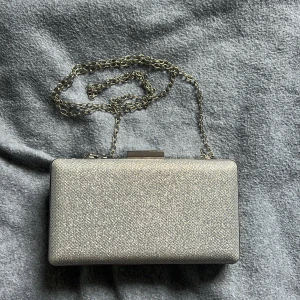 Aftonväska/balväska  - Glittrig aftonväska från Glitter, perfekt till kommande bal, student eller andra sammanhang. Inga defekter. Köp gärna via ”köp nu” funktionen 😊