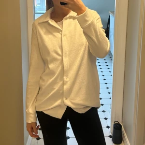 Frotté skjorta  - Använd ett fåtalgånger. I fint skick, lite större i storleken. ♥️