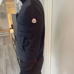 Moncler cardigan  - Super fint skick! Använd förra våren. Den är ungefär som ny skulle jag säga. Limited edition så finns ej att köpa längre. Bevis finns 