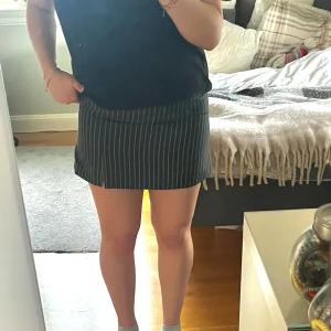 Minikjol  - En supergullig kjol från Kappahl. Tyvärr passar den inte mig och det har gått för lång tid för att jag ska kunna lämna tillbaka den. Prislappen sitter fortfarande kvar och köpte den för 349kr men säljer för 200kr 