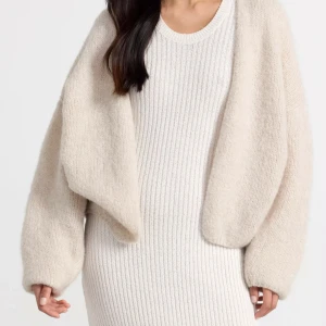 Stickad kofta lindex - så himla fin beige stickad kofta ifrån lindex som är slutsåld. super populär och är aldrig använd har prislapp kvar. ny pris 400💞 är i storlek M/L men den passar mig perfekt som är mellan S/M 36/38!