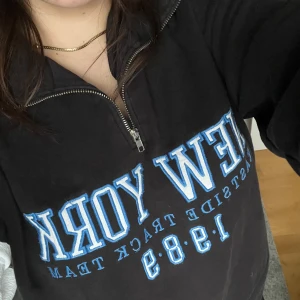 Tröja  - En ”tjocktröja” från Gina tricot i storlek L. Köpte för några år sedan nu och jag har älskat den. Den är både skön och snygg med en dragkedja detalj vid halsen 🤩