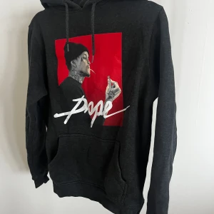Hoodie - Säljer min hoodie från Mister Tee i storlek S, aldrig använt så tar bara massa plats. Skriv för frågor🩷