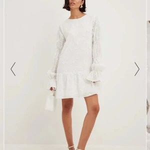 Student/sommarklänning  - Superfin vit kläning från nakd, oanvänd med lapparna kvar