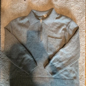 Arket half-zip - Säljer nu min riktigt fräscha ull half-zip från arket som är perfekt för våren och svala sommardagar. Den är väldigt bra skick och har använts sparsamt. Vid frågor är det bara att skriva!🙌🏻
