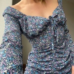 Blommig klänning - En jättefin blommig kortklänning som jag säljer för att den aldrig används. Lite liten i storleken så den passar för någon som är storlek 36 också.