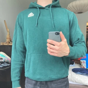 Kappa Hoodie - Grön Hoodie från kappa i okej skick.  