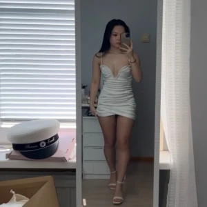 Vit klänning (prislappen kvar!)  - Perfekt för studenten, studentskiva, white party m.m💕 Aldrig använd, råkade riva upp den på baksidan i scrunchen när jag testade (bild3), precis vid rumpan, men det går att sy till. Pga defekten säljer jag billigt (nypris 963kr). Skriv för mer bilder