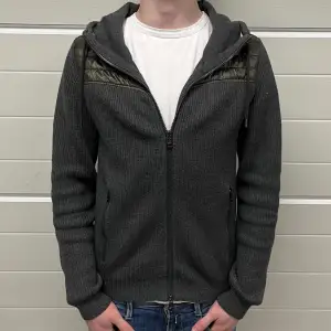 Moncler cardigan i storleken S. Modellen på bilden är 178cm lång. Fint skick, skulle säga 8/10 inga skavanker men använd. Inget og men givetvis äkta. Nypris 8999kr, köp för endast 3399kr.