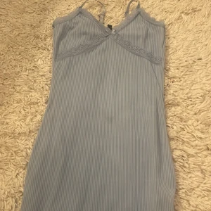 Klänning  - Jättefin klänning som sitter tajt med spets. Perfekt för våren och sommaren. Pris går att diskutera 