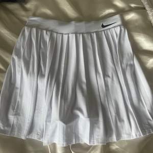 Säljer denna vita tenniskjolen från nike då den tyvärr inte används. Köparen står för frakten och pris kan diskuteras 