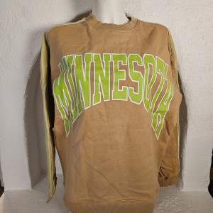 Beige oversize sweatshirt crewneck med tryck i neongrönt och vitt. Som ny.