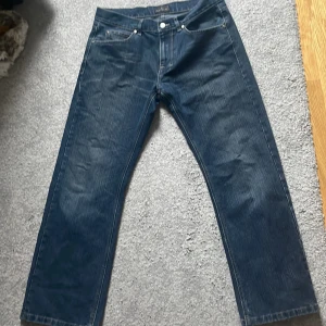 Blåa låga straight jeans  - Köptes på second hand och sen har jag aldrig använd de. Står ingen storlek men midjemåttet är ungefär 82 cm och jag har storlek M och är 168cm och de passar vid längden 