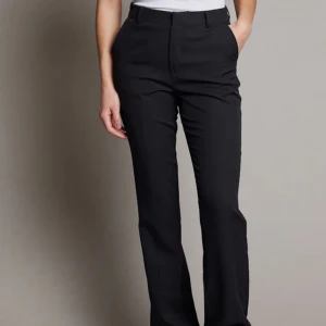 Vilma kostymbyxa - Superfin kostymbyxa från bikbok, modell Vilma. Säljer pågrund av att dem blivit förstora för mig. Jättebra skick, köpta för 500 kr, säljer för 100 kr