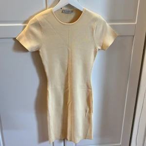 Gul klänning  - Gul klänning från chiquelle. Aldrig använda endast provad. Storleken är one size, jag har vanliga S och M i toppar och klänningar. Och på mig slutar klänning på mitten av låret ungefär. Tyget är väldigt stretchigt och följsamt.