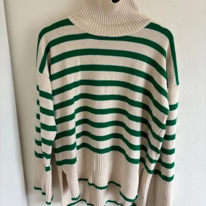Chiquelle tröja - Polotröja som är från chiquelle. Stickad i vitt och grönt. Storlek XS/S. Men oversized i modellen så passar någon som är M också!😀