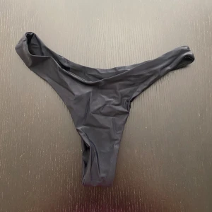 Bikiniunderdel  - Svart bikiniunderdel (string) Aldrig använd Från Nelly  Köpare står för frakt  Bilder med bikini på skickas inte 